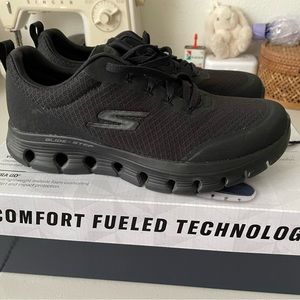 Skecher tennis shoes